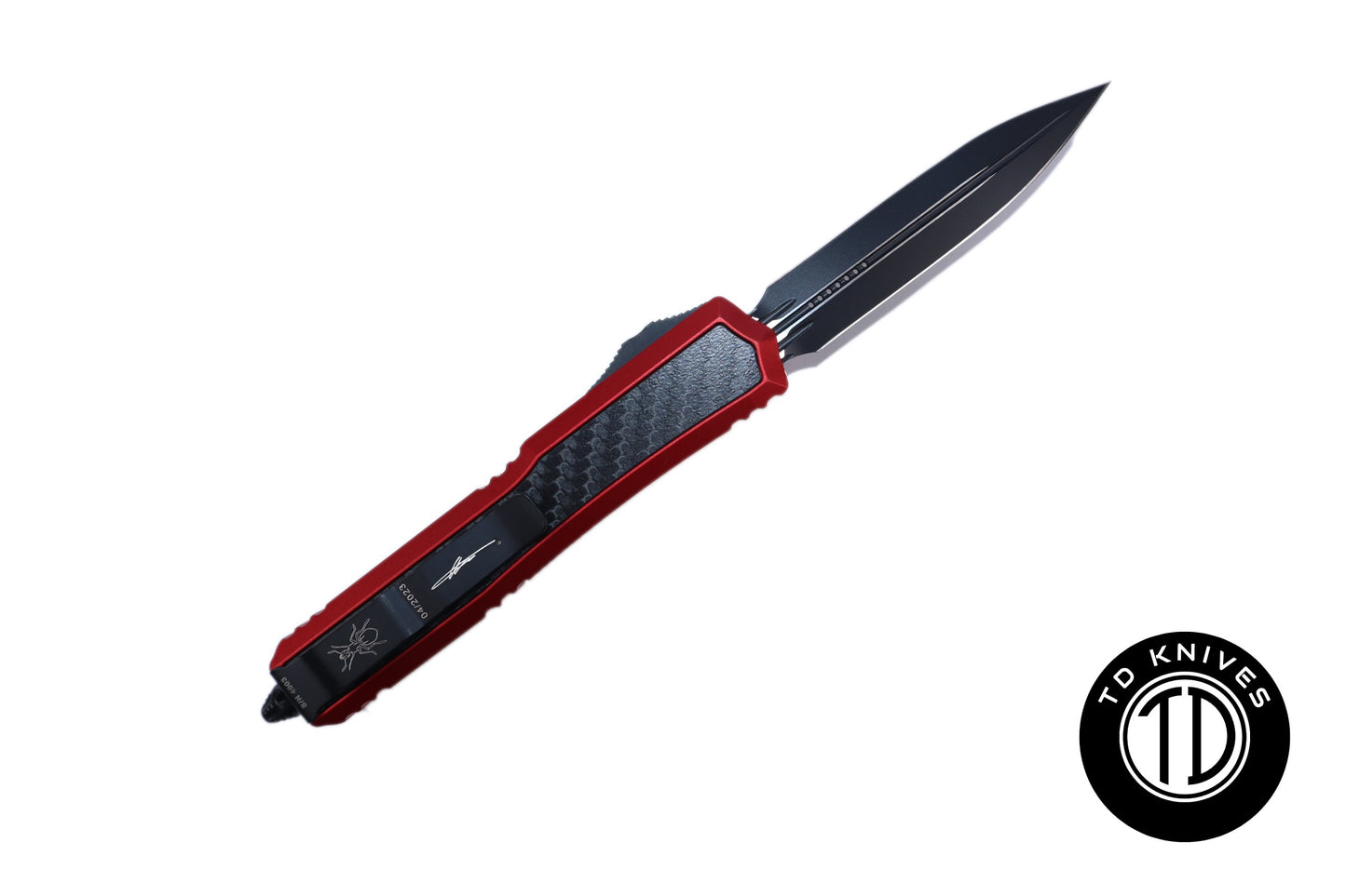 MICROTECH - Signature Series Makora Black Double Edge DLC Blade Finish with Red Handle and Carbon Fiber Inlays. Model # 206-1RDCFIS