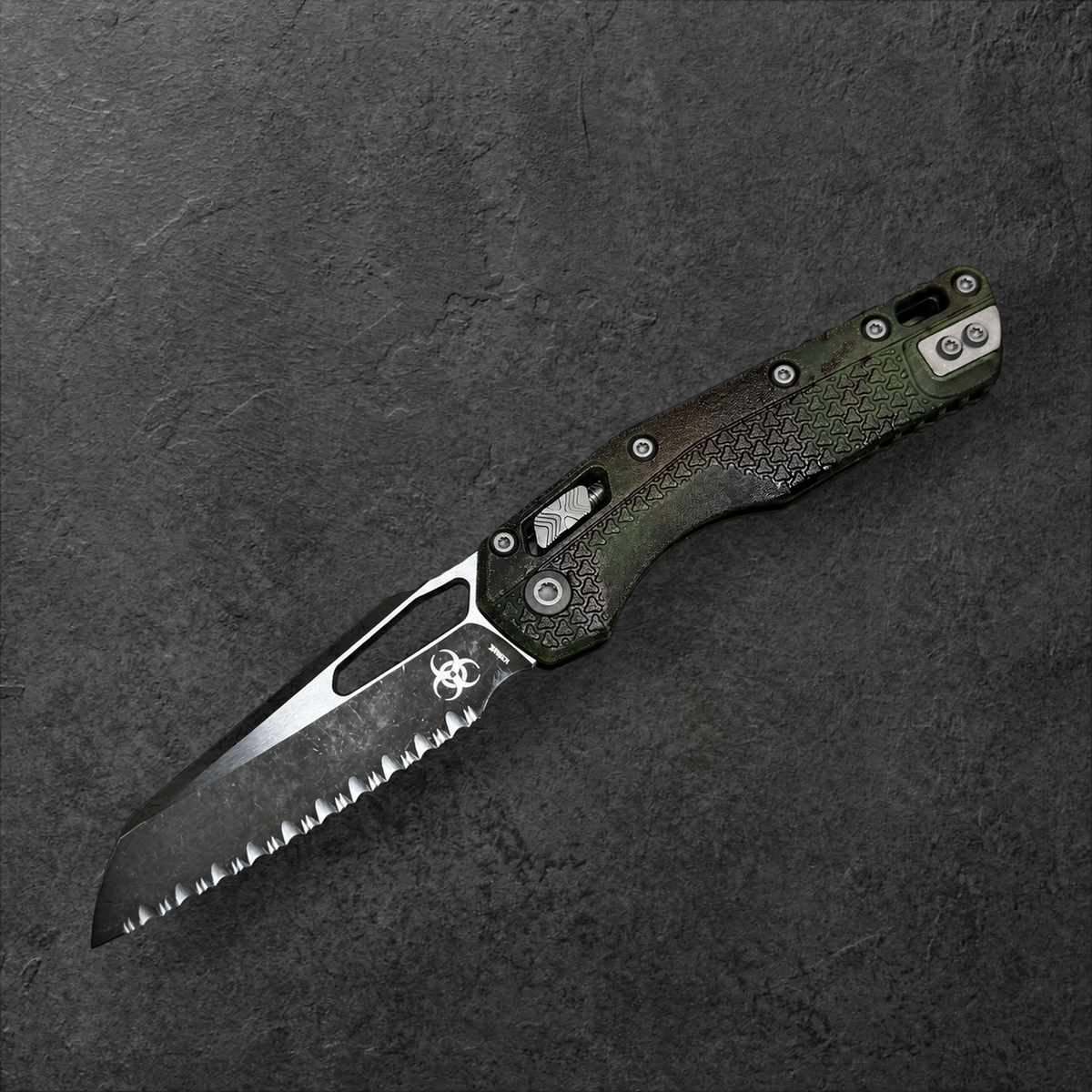 MICROTECH - Signature Series MSI Outbreak W/ Full Serrated Blade. Model # 210T-3PMOBS