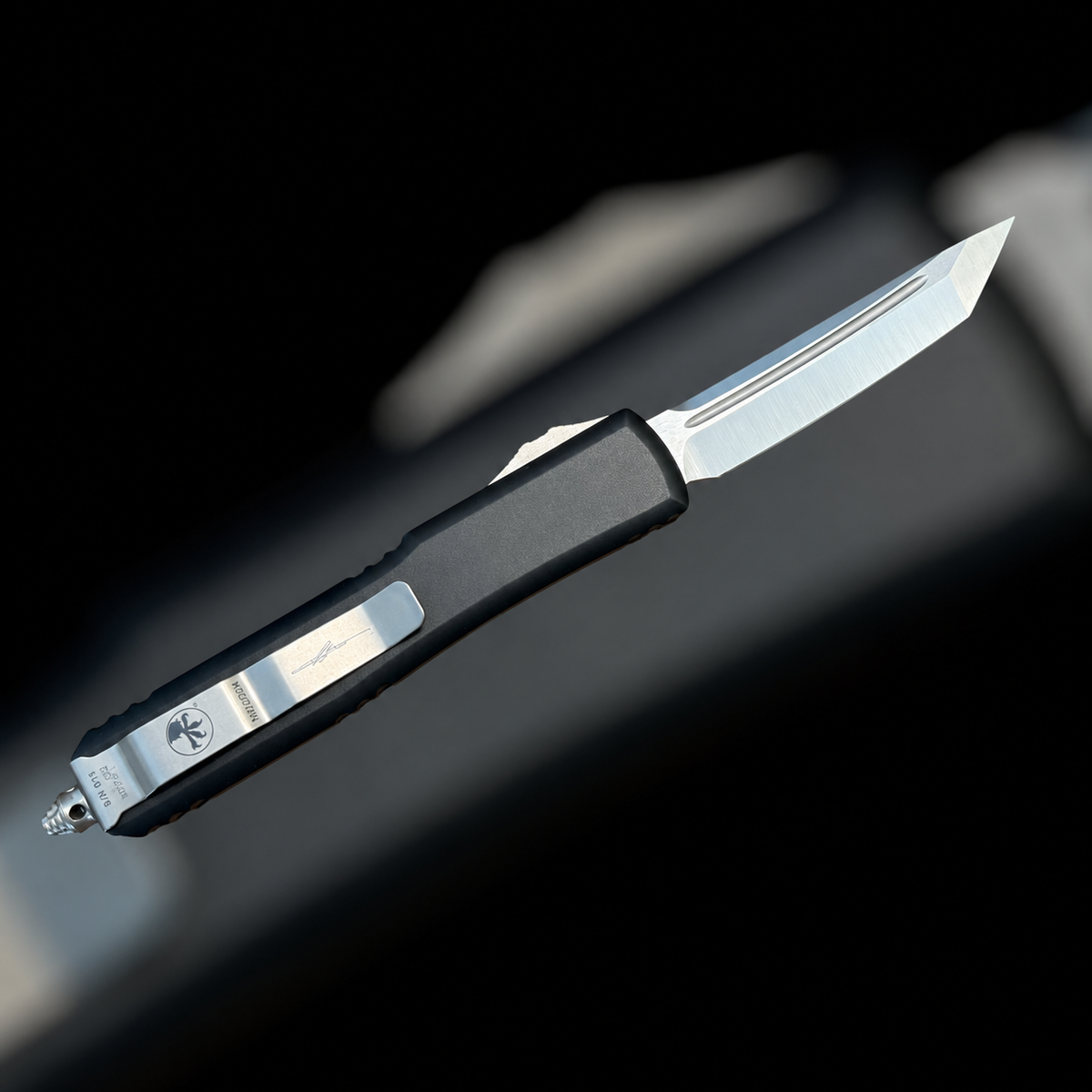 MICROTECH - Ultratech T/E in Carbon Fiber W/ Standard Edge Satin Finish Blade. Model # 123-4CFS