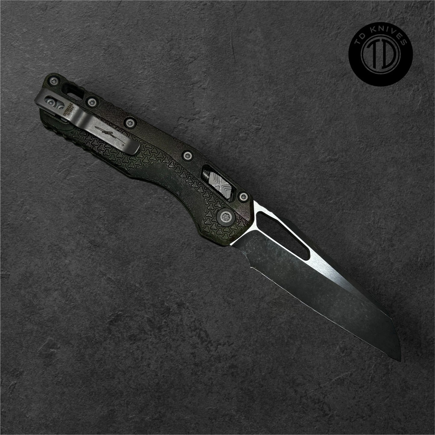 MICROTECH - Signature Series MSI Outbreak W/ Full Serrated Blade. Model #  210T-3PMOBS